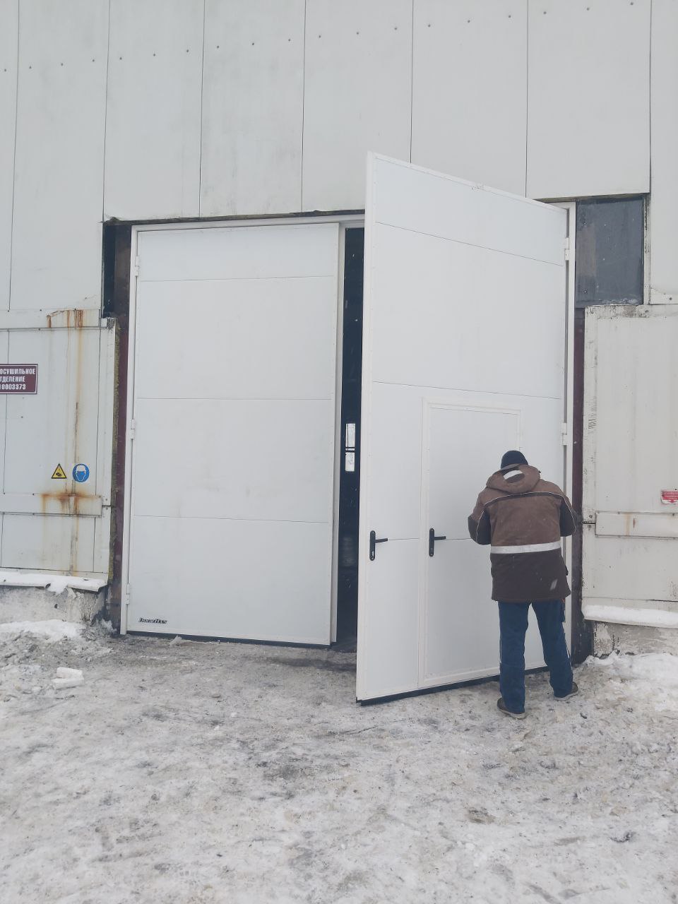 Поставка и монтаж ворот распашных гаражных DoorHan из панелей с заполнением PIR 4200х4016h с калиткой RAL 9003 производство Россия для АО «АПО «Аврора» Липецкая область, Задонский район, Хмелинецкий сельсовет, деревня Нечаево (январь 2026 г.). Поставка и монтаж ворот распашных гаражных DoorHan из панелей с заполнением PIR 4200х4016h с калиткой RAL 9003 производство Россия для АО «АПО «Аврора» Липецкая область, Задонский район, Хмелинецкий сельсовет, деревня Нечаево (январь 2026 г.).