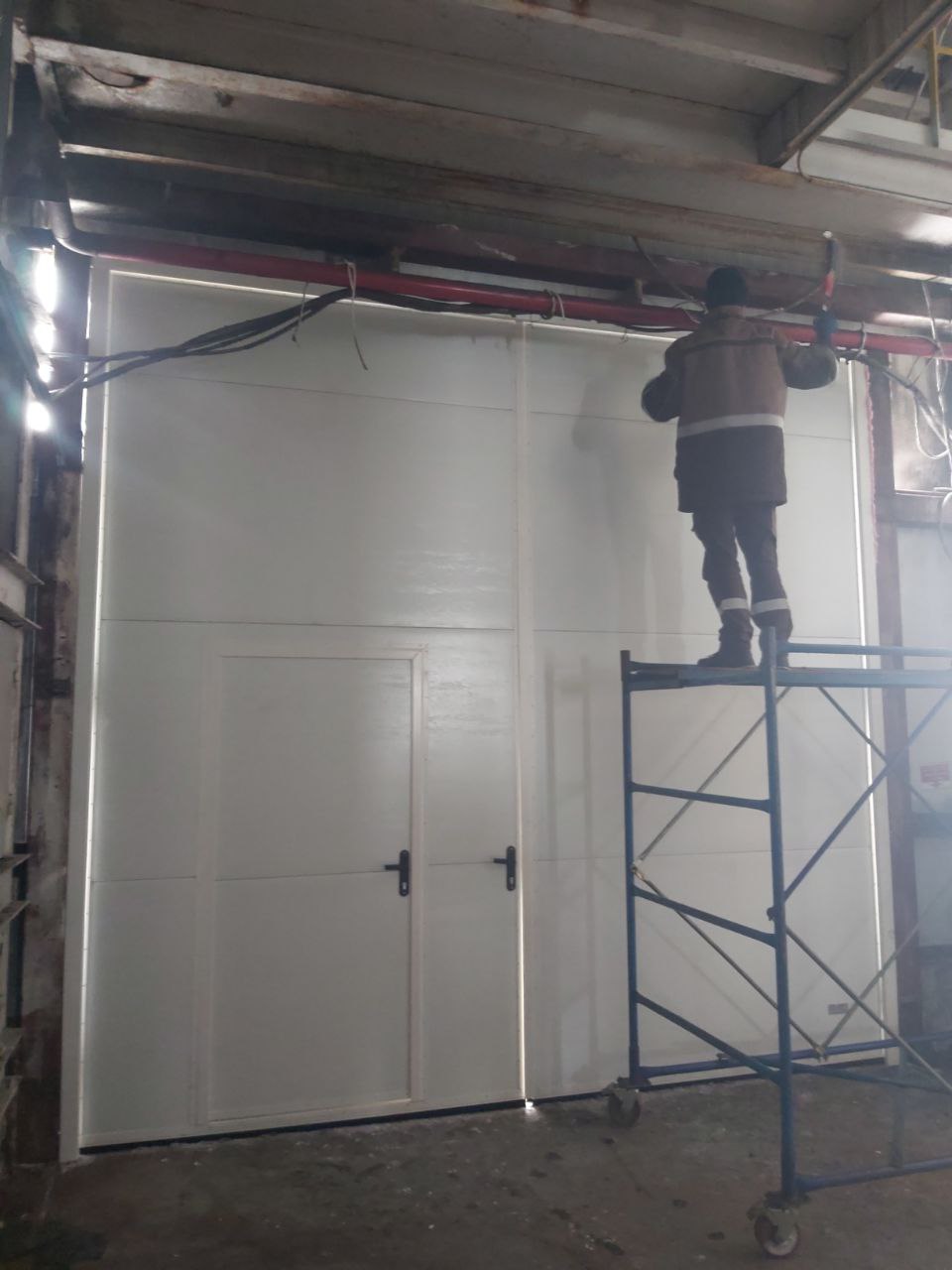 Поставка и монтаж ворот распашных гаражных DoorHan из панелей с заполнением PIR 4200х4016h с калиткой RAL 9003 производство Россия для АО «АПО «Аврора» Липецкая область, Задонский район, Хмелинецкий сельсовет, деревня Нечаево (январь 2026 г.). Поставка и монтаж ворот распашных гаражных DoorHan из панелей с заполнением PIR 4200х4016h с калиткой RAL 9003 производство Россия для АО «АПО «Аврора» Липецкая область, Задонский район, Хмелинецкий сельсовет, деревня Нечаево (январь 2026 г.).